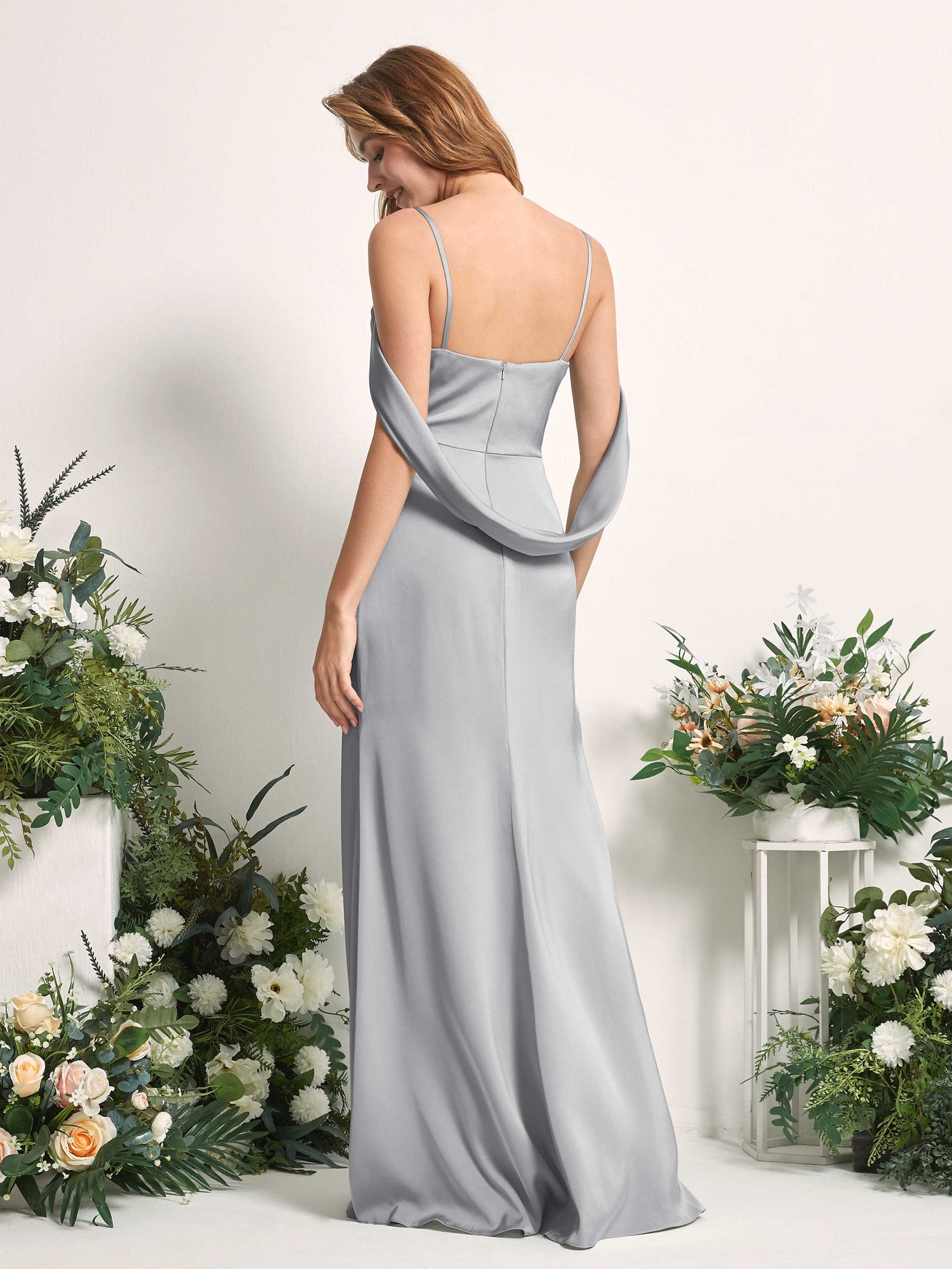 Carlyna Fourreau Col V Longueur ras du sol Robes de demoiselle d'honneur Gris Boussole #couleur_gris-boussole
