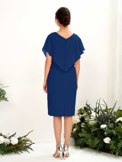 Carlyna Fourreau Col V Manches Cape longueur genou Mousseline Robes de demoiselle d'honneur Bleu Roi #couleur_bleu-roi