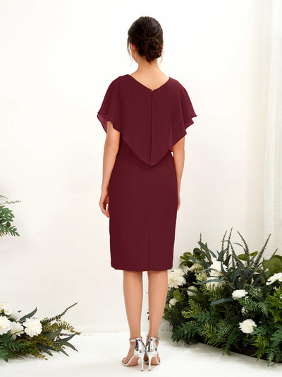 Carlyna Fourreau Col V Manches Cape longueur genou Mousseline Robes de demoiselle d'honneur Bordeaux #couleur_bordeaux