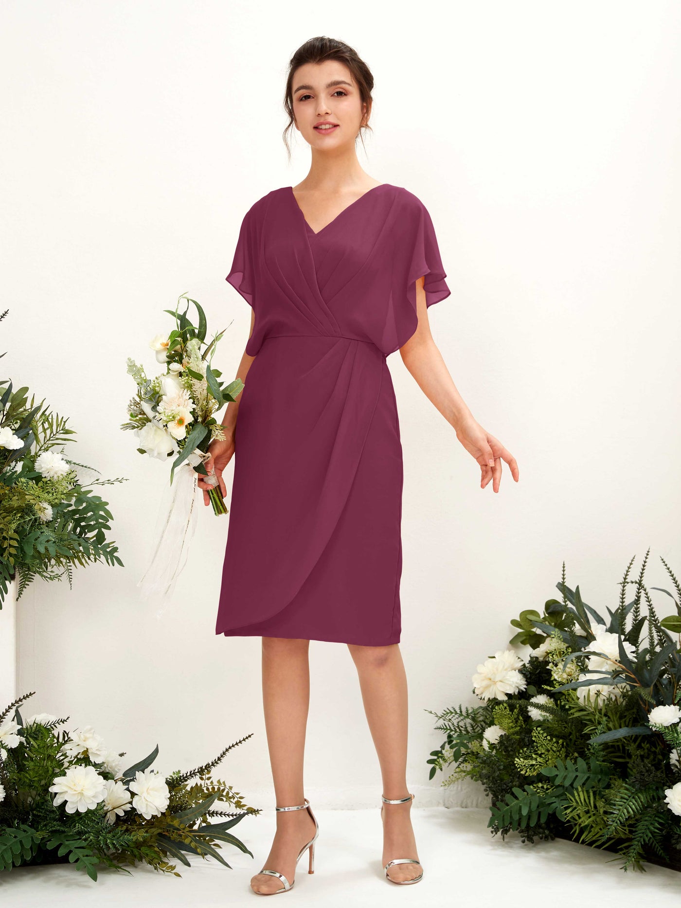 Carlyna Fourreau Col V Manches Cape longueur genou Mousseline Robes de demoiselle d'honneur Chianti #couleur_chianti
