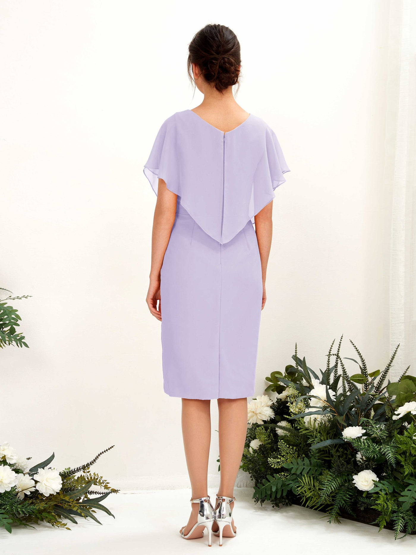 Carlyna Fourreau Col V Manches Cape longueur genou Mousseline Robes de demoiselle d'honneur Lilas #couleur_lilas