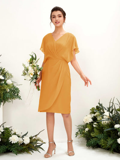 Carlyna Fourreau Col V Manches Cape longueur genou Mousseline Robes de demoiselle d'honneur Mangue #couleur_mangue