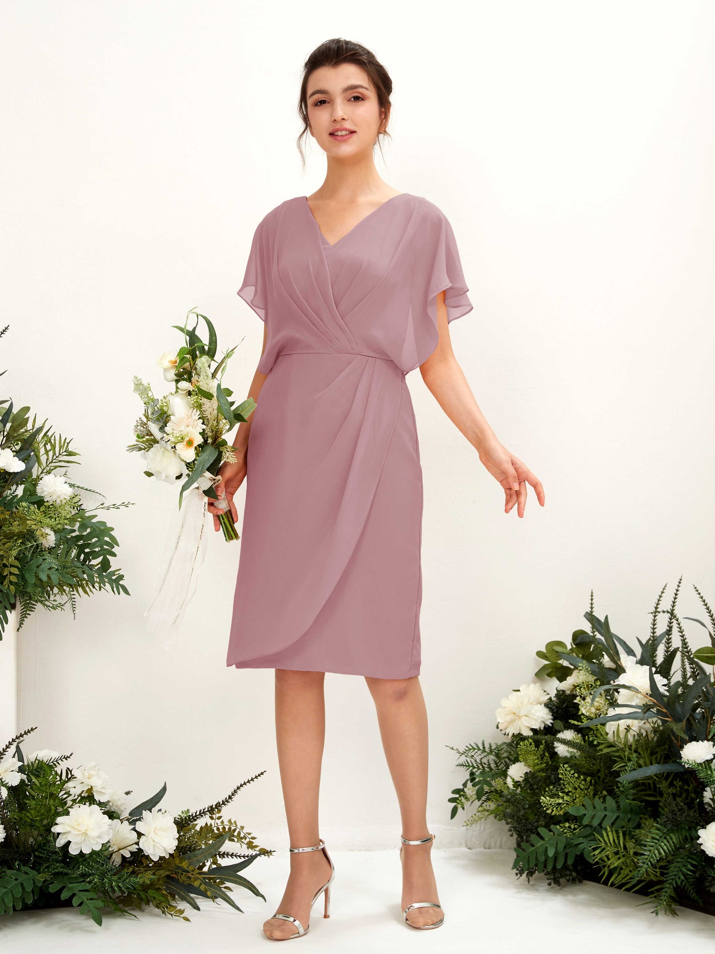 Carlyna Fourreau Col V Manches Cape longueur genou Mousseline Robes de demoiselle d'honneur Mauve Vintage #couleur_mauve-vintage