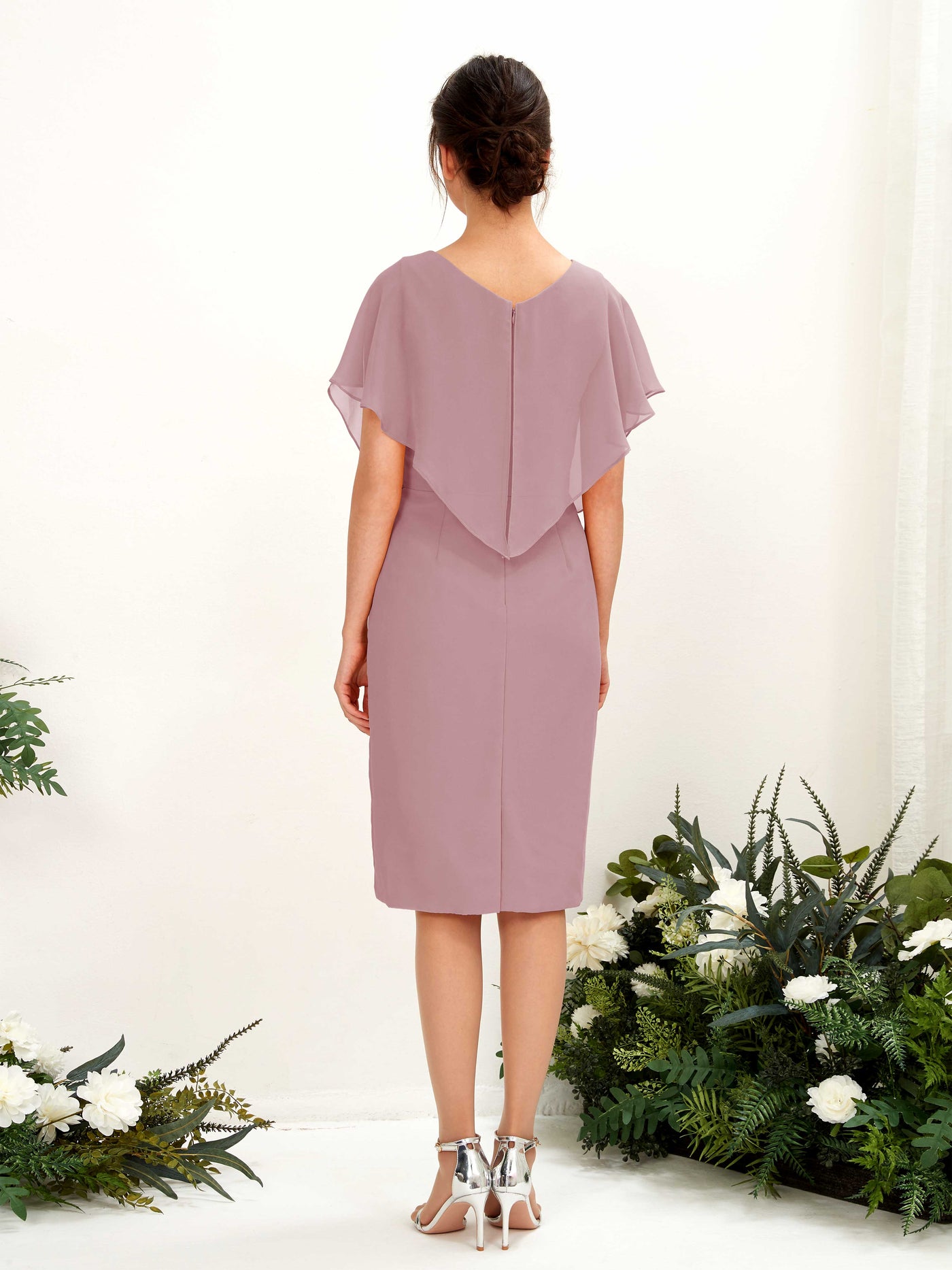Carlyna Fourreau Col V Manches Cape longueur genou Mousseline Robes de demoiselle d'honneur Mauve Vintage #couleur_mauve-vintage