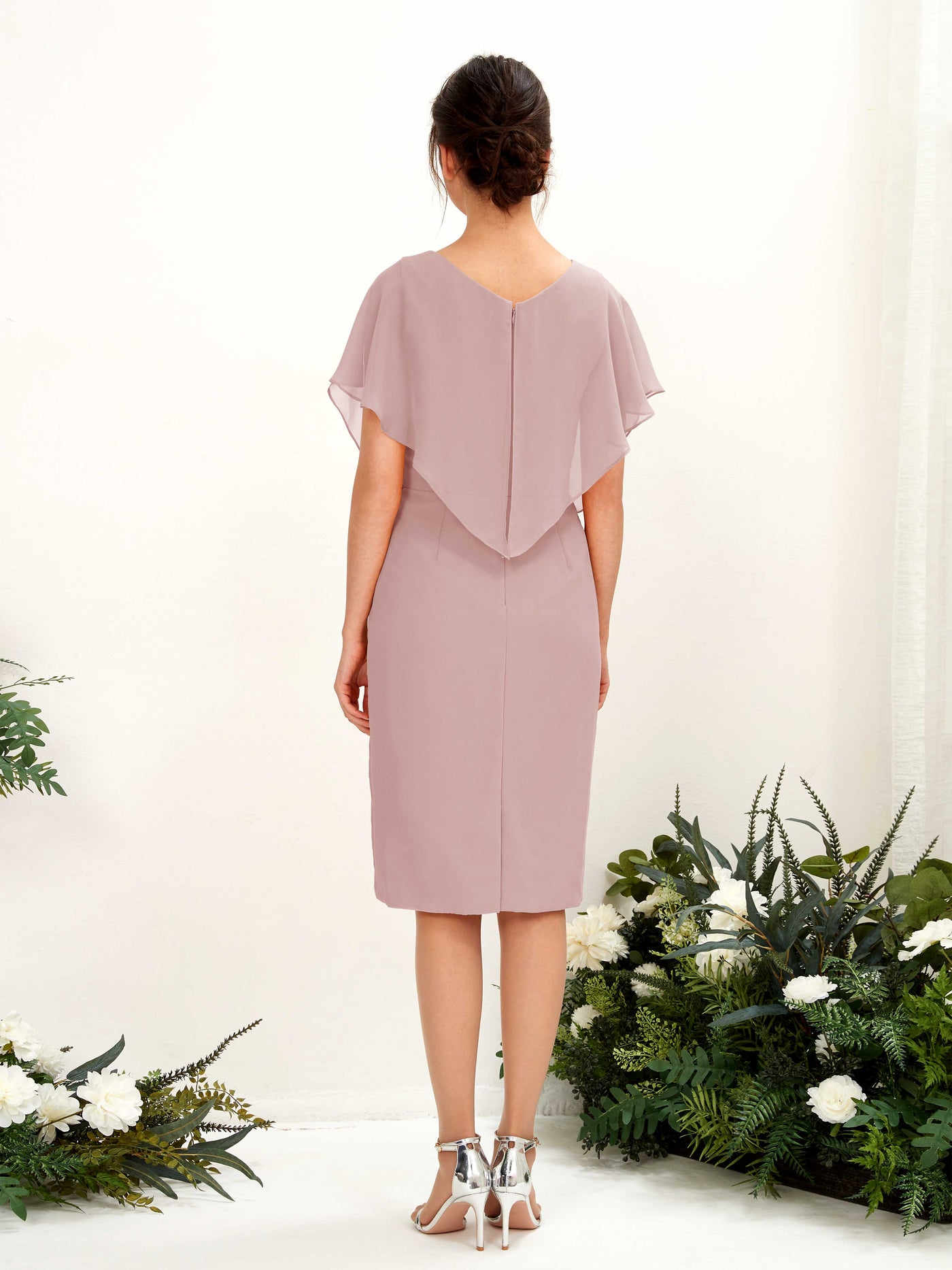Carlyna Fourreau Col V Manches Cape longueur genou Mousseline Robes de demoiselle d'honneur Rose Poussiéreux #couleur_rose-poussi-reux