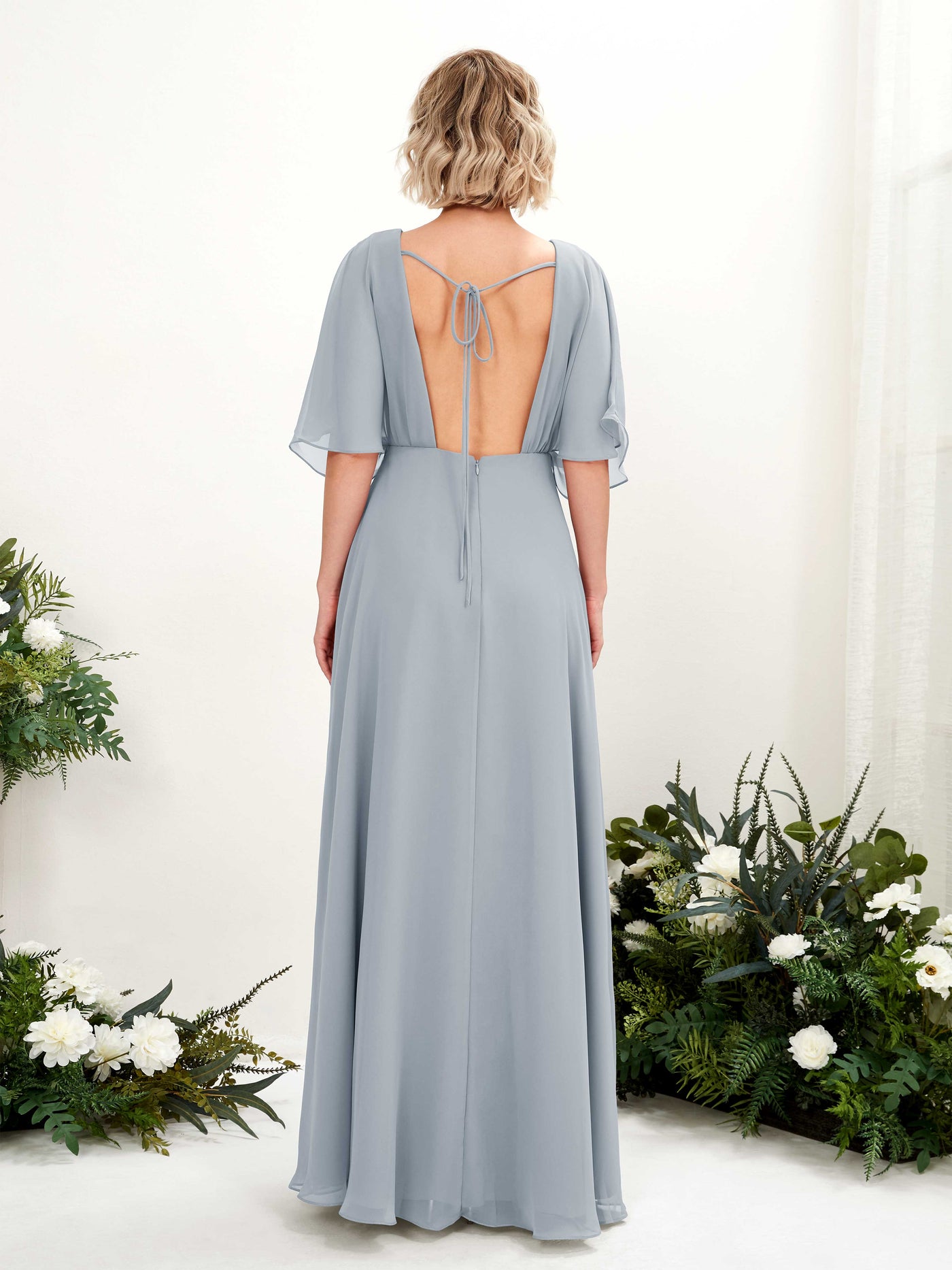 Carlyna Fourreau Col V Manches Courtes Robe de demoiselle d'honneur Longueur ras du sol Bleu Poussiéreux Amélioré #couleur_bleu-poussi-reux-am-lior
