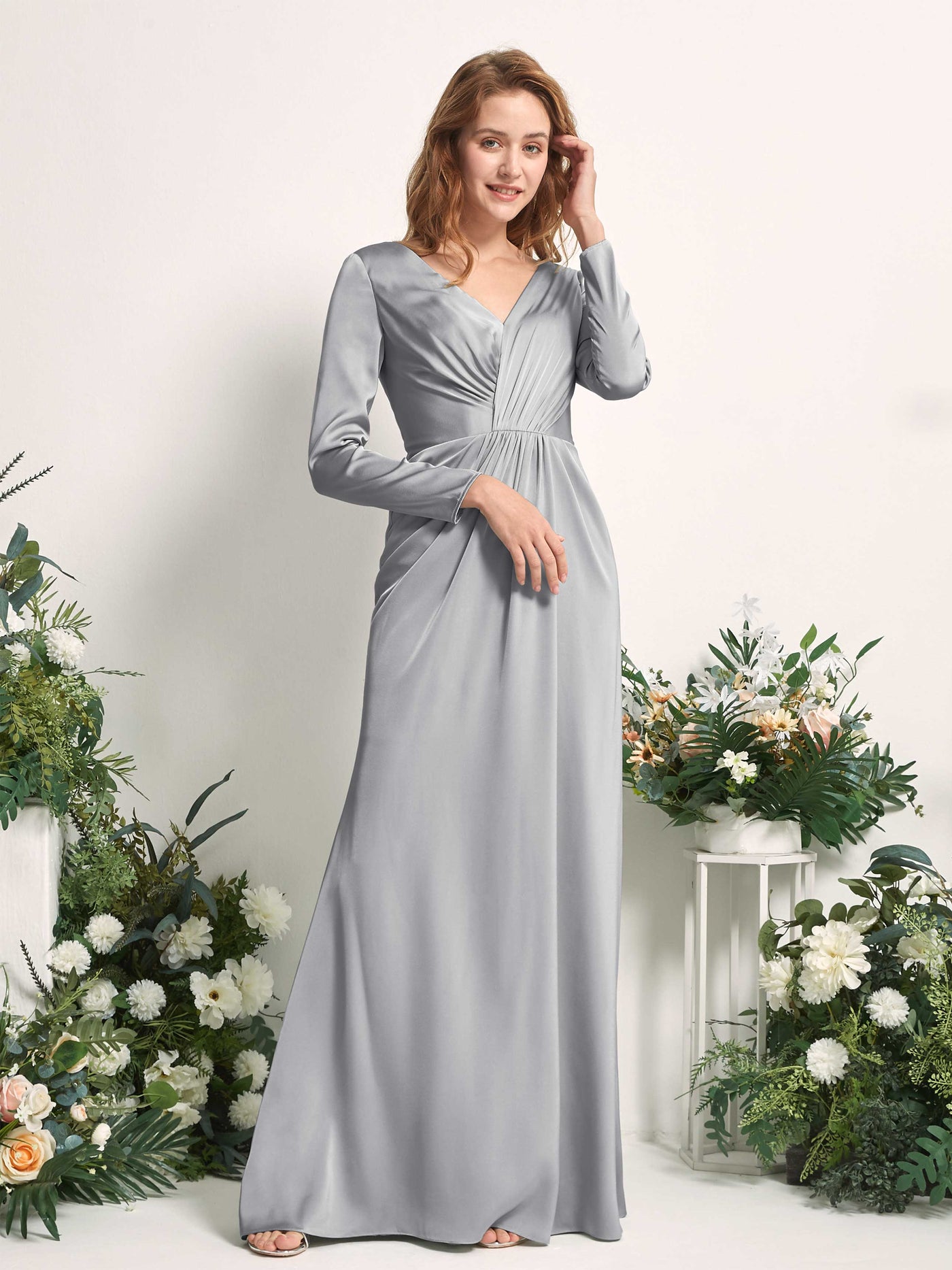 Carlyna Fourreau Col V Manches Longues Froncé Robes de demoiselle d'honneur Gris Boussole #couleur_gris-boussole