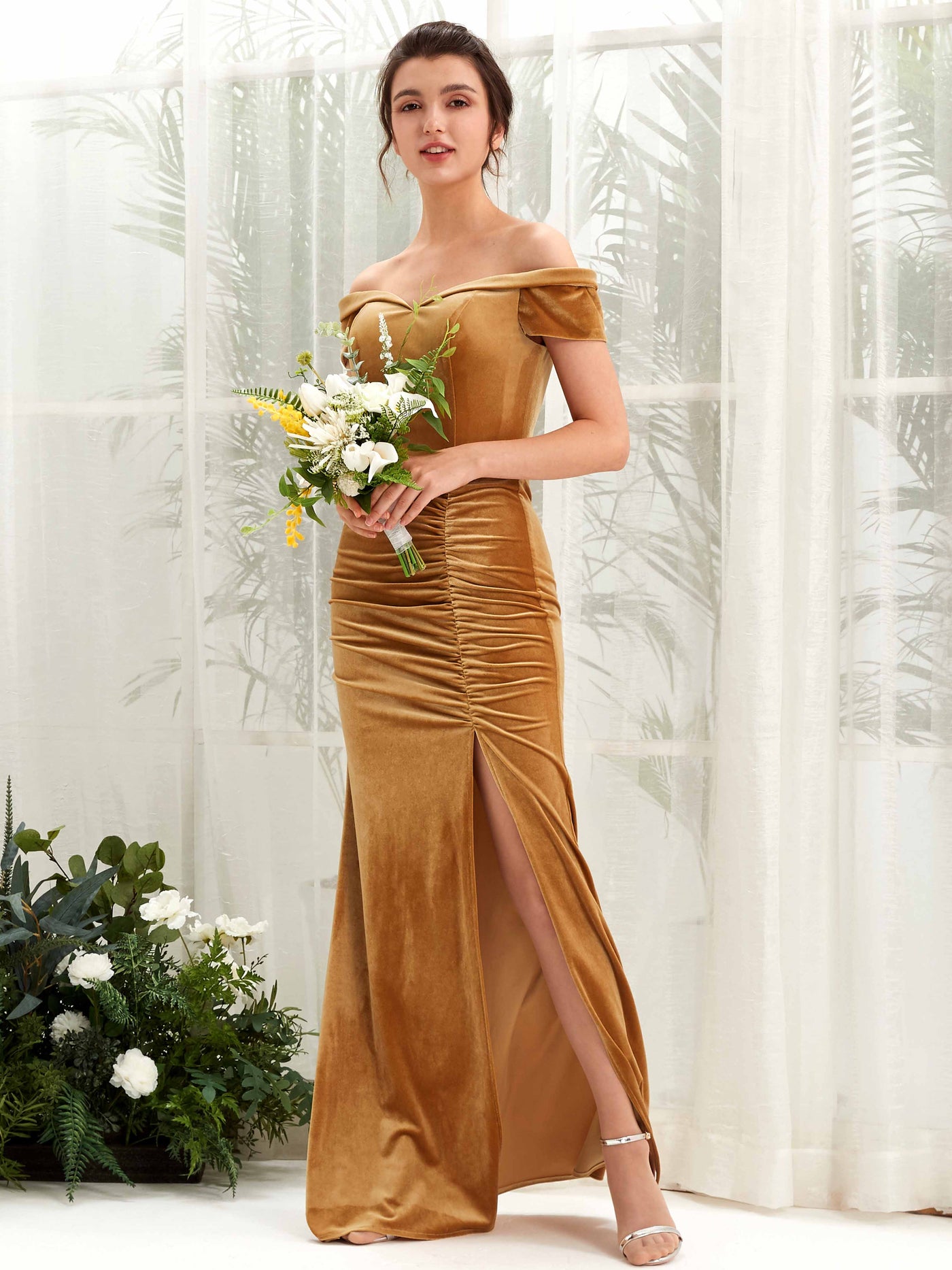 Carlyna Fourreau Épaule Dénudée Longueur ras du sol Robe de demoiselle d'honneur Or Bruni #couleur_or-bruni
