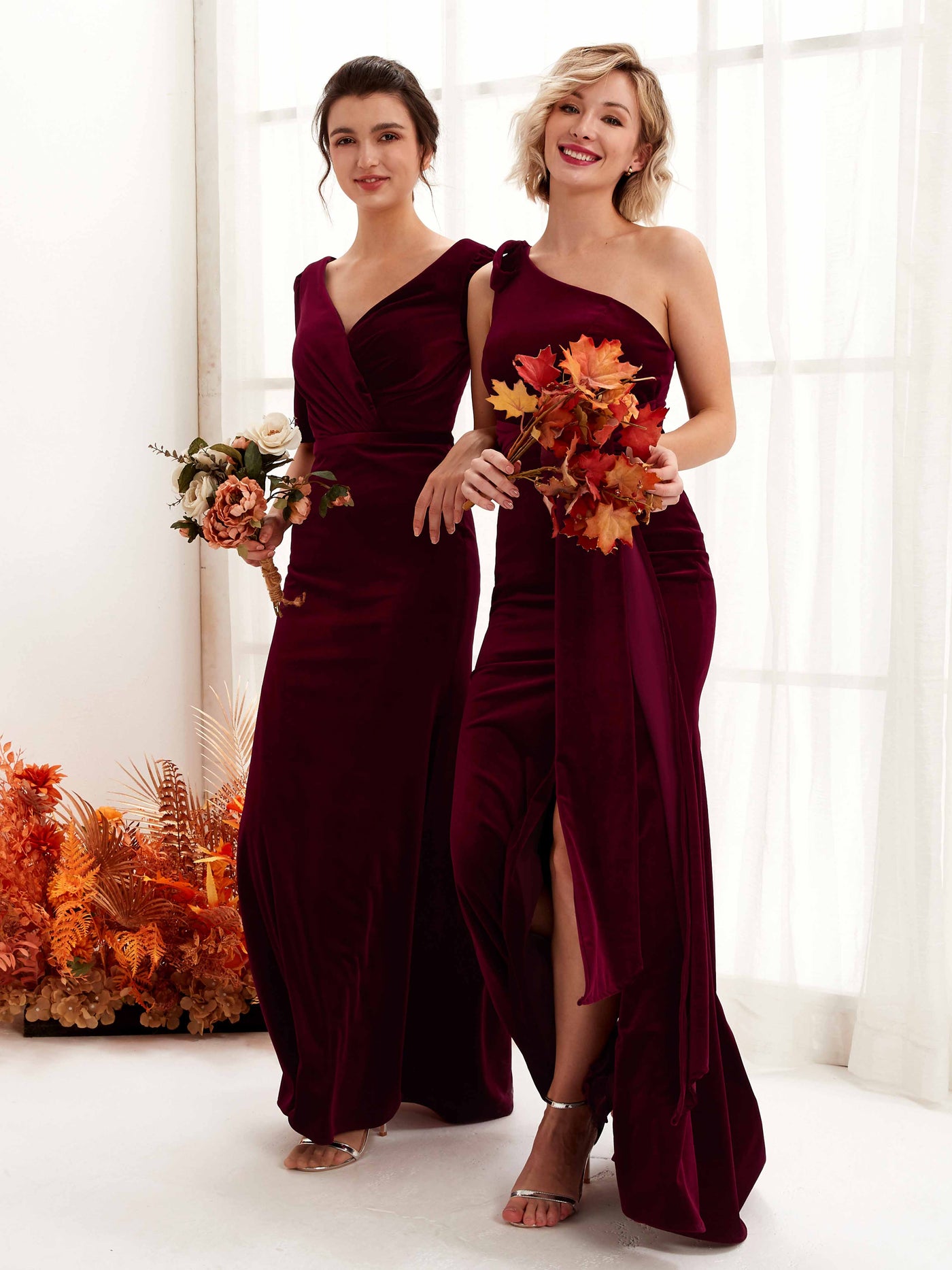 Carlyna Fourreau Longueur ras du sol Col V Manches mi-longues Velours Robe de demoiselle d'honneur Bordeaux #couleur_bordeaux