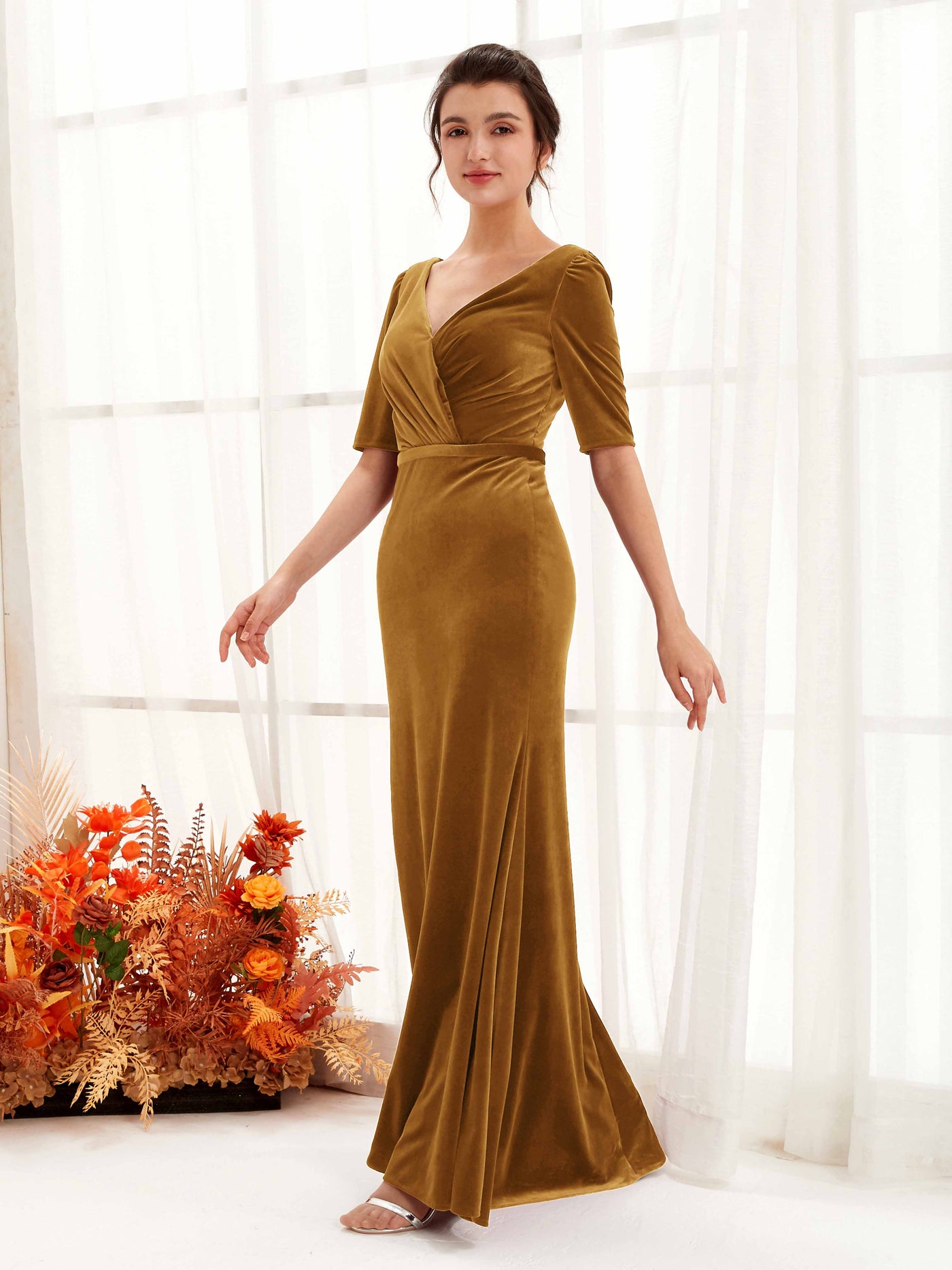 Carlyna Fourreau Longueur ras du sol Col V Manches mi-longues Velours Robe de demoiselle d'honneur Or Bruni #couleur_or-bruni