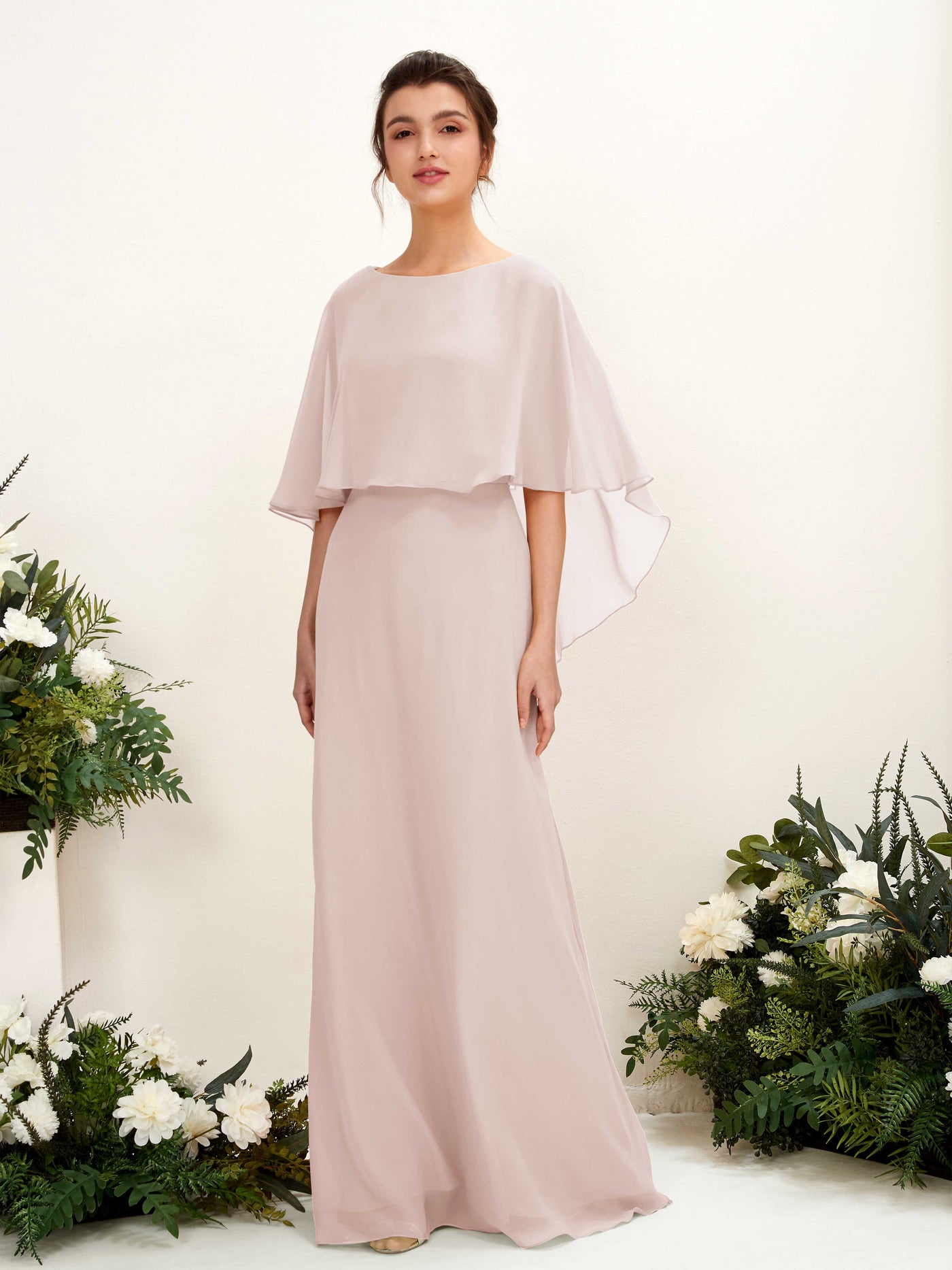 Carlyna Fourreau Silhouette Encolure bateau Cape Robes de demoiselle d'honneur Biscotti #couleur_biscotti