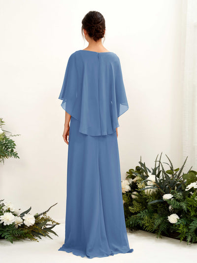 Carlyna Fourreau Silhouette Encolure bateau Cape Robes de demoiselle d'honneur Bleu Poussiéreux #couleur_bleu-poussi-reux