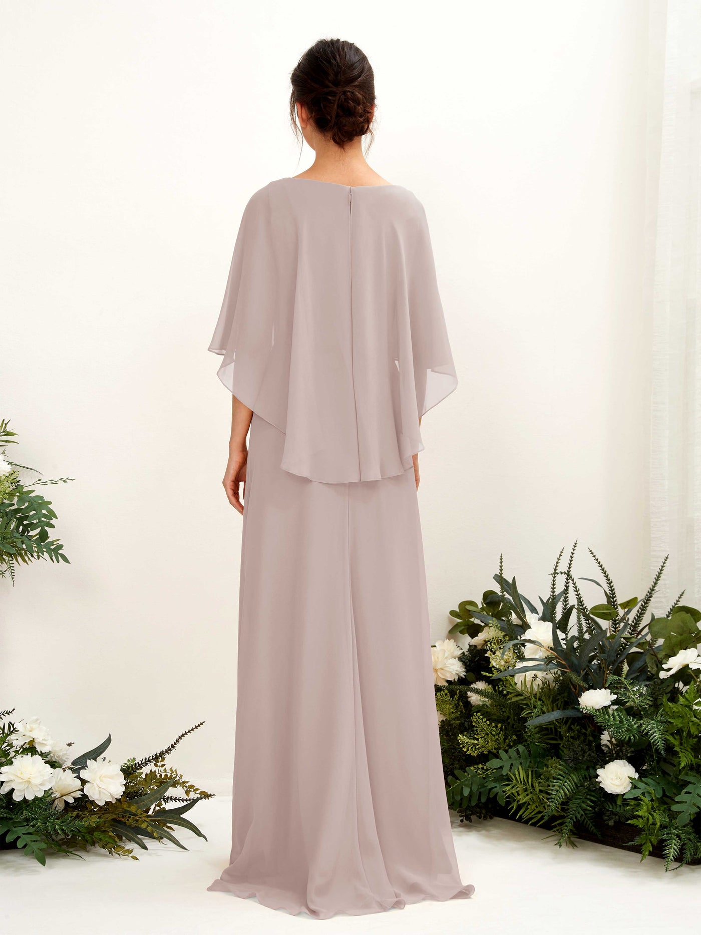 Carlyna Fourreau Silhouette Encolure bateau Cape Robes de demoiselle d'honneur Taupe #couleur_taupe