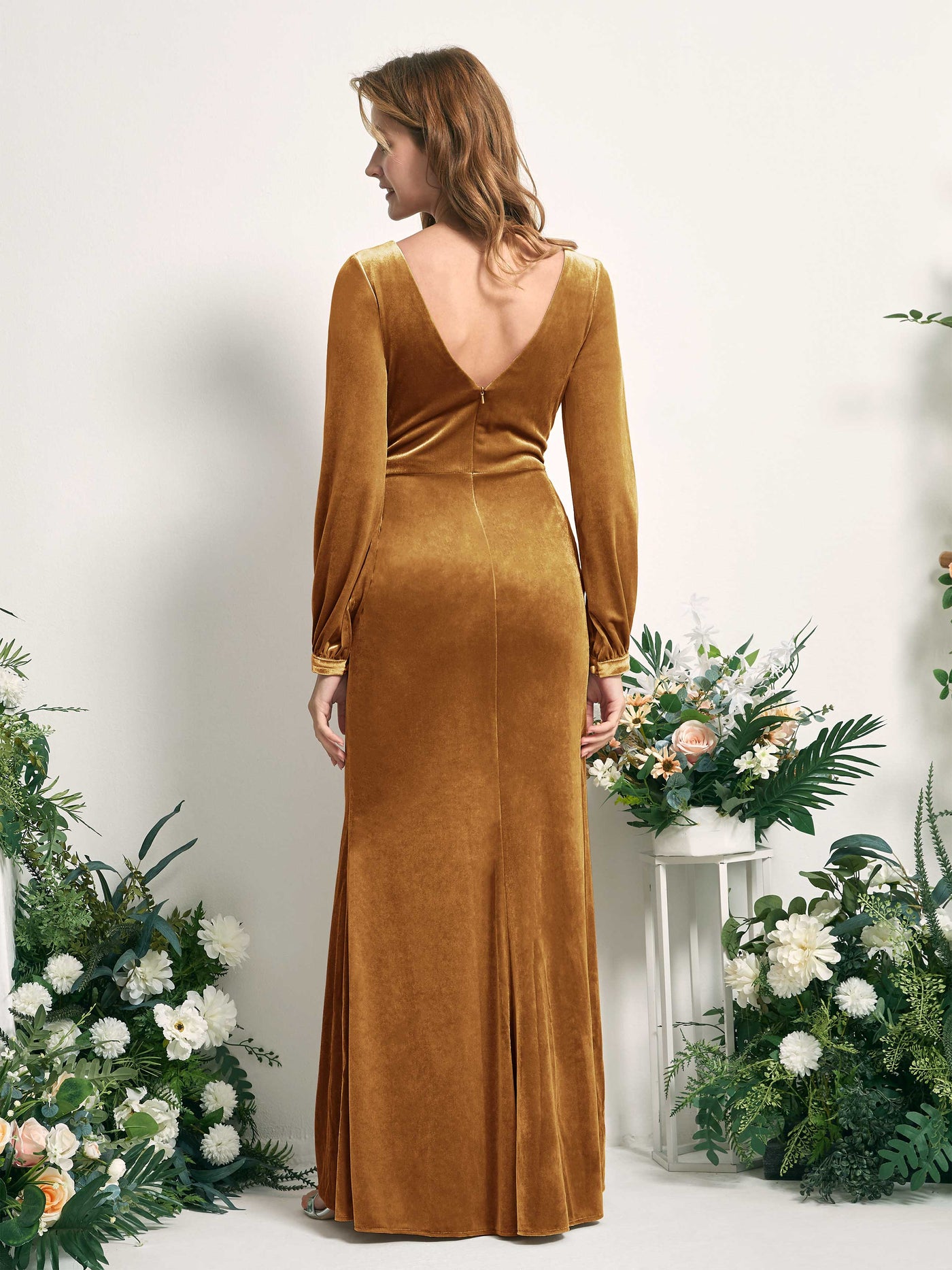 Carlyna Fourreau Silhouette Manches Longues Col V longueur ras du sol robe de demoiselle d'honneur Or Bruni #couleur_or-bruni