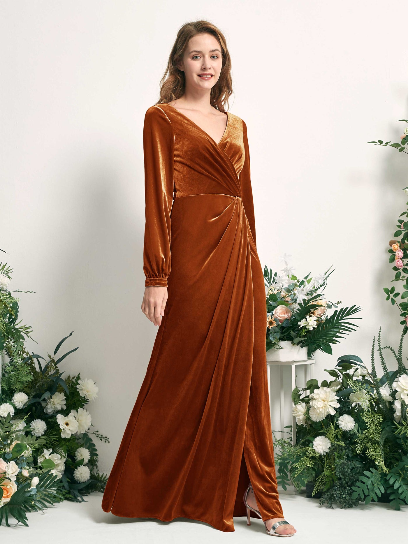 Carlyna Fourreau Silhouette Manches Longues Col V longueur ras du sol robe de demoiselle d'honneur Orange Brûlé #couleur_orange-br-l