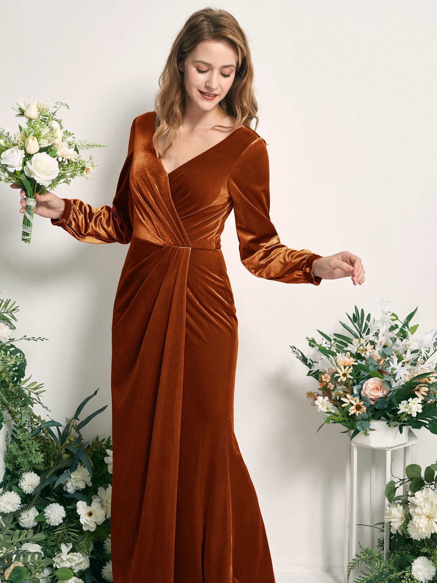 Carlyna Fourreau Silhouette Manches Longues Col V longueur ras du sol robe de demoiselle d'honneur Orange Brûlé #couleur_orange-br-l