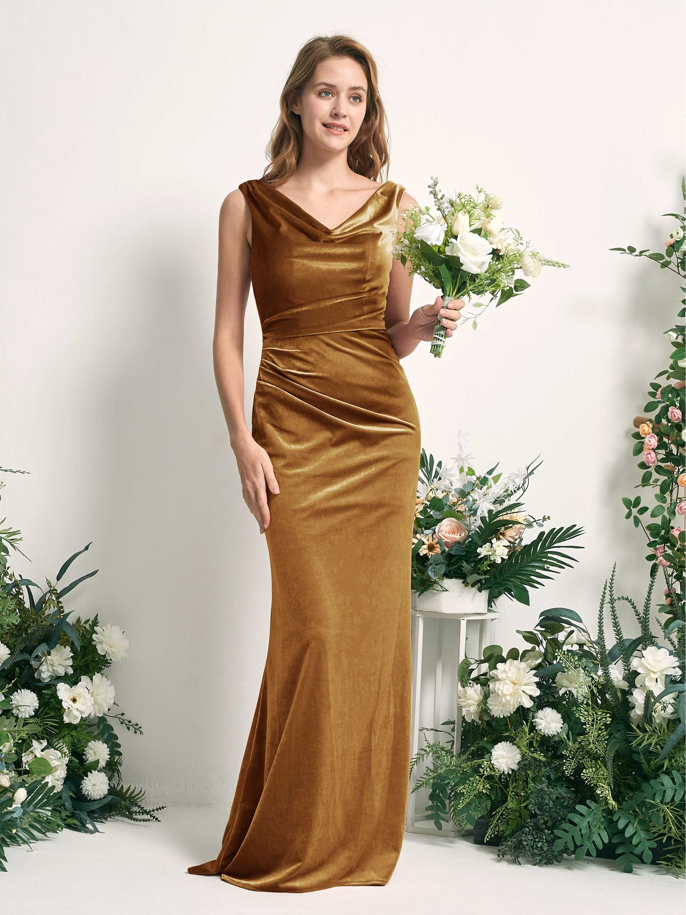 Carlyna Robe de demoiselle d'honneur sirène col V longueur ras du sol velours Or Bruni #couleur_or-bruni