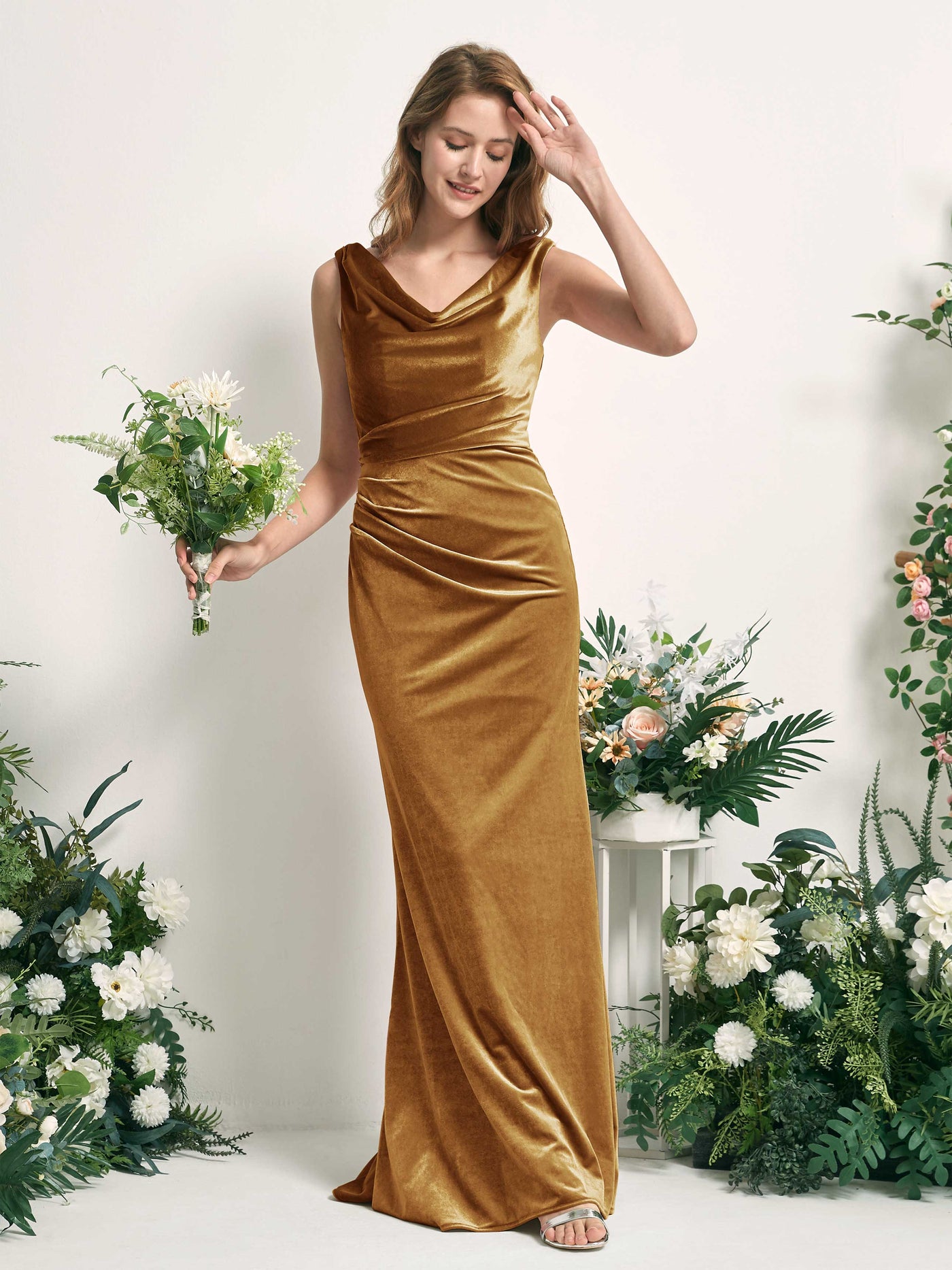 Carlyna Robe de demoiselle d'honneur sirène col V longueur ras du sol velours Or Bruni #couleur_or-bruni