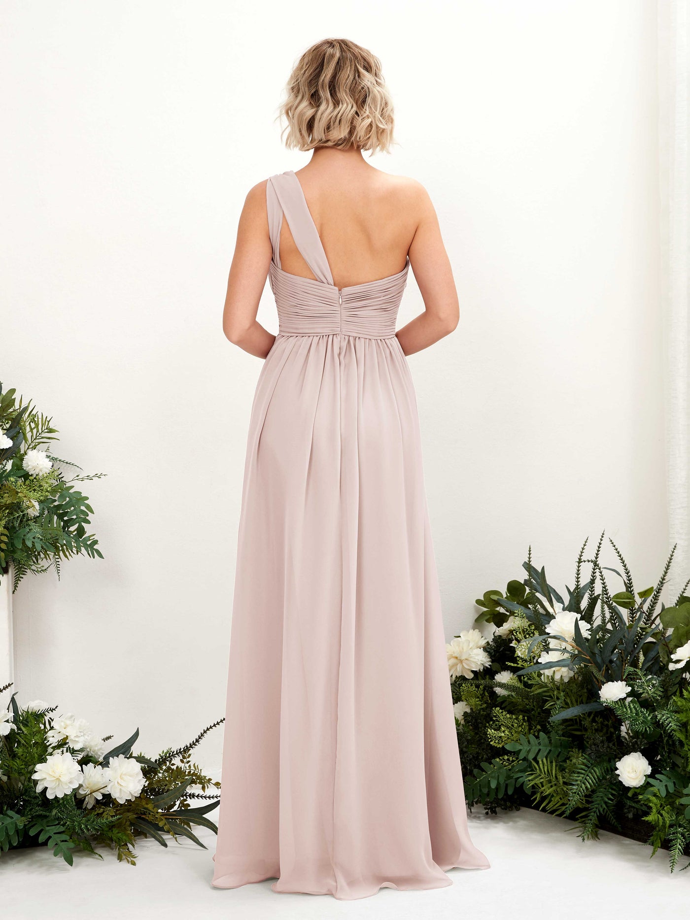 Carlyna Robe de demoiselle d'honneur trapèze froncée décolleté asymétrique longueur ras du sol Biscotti #couleur_biscotti