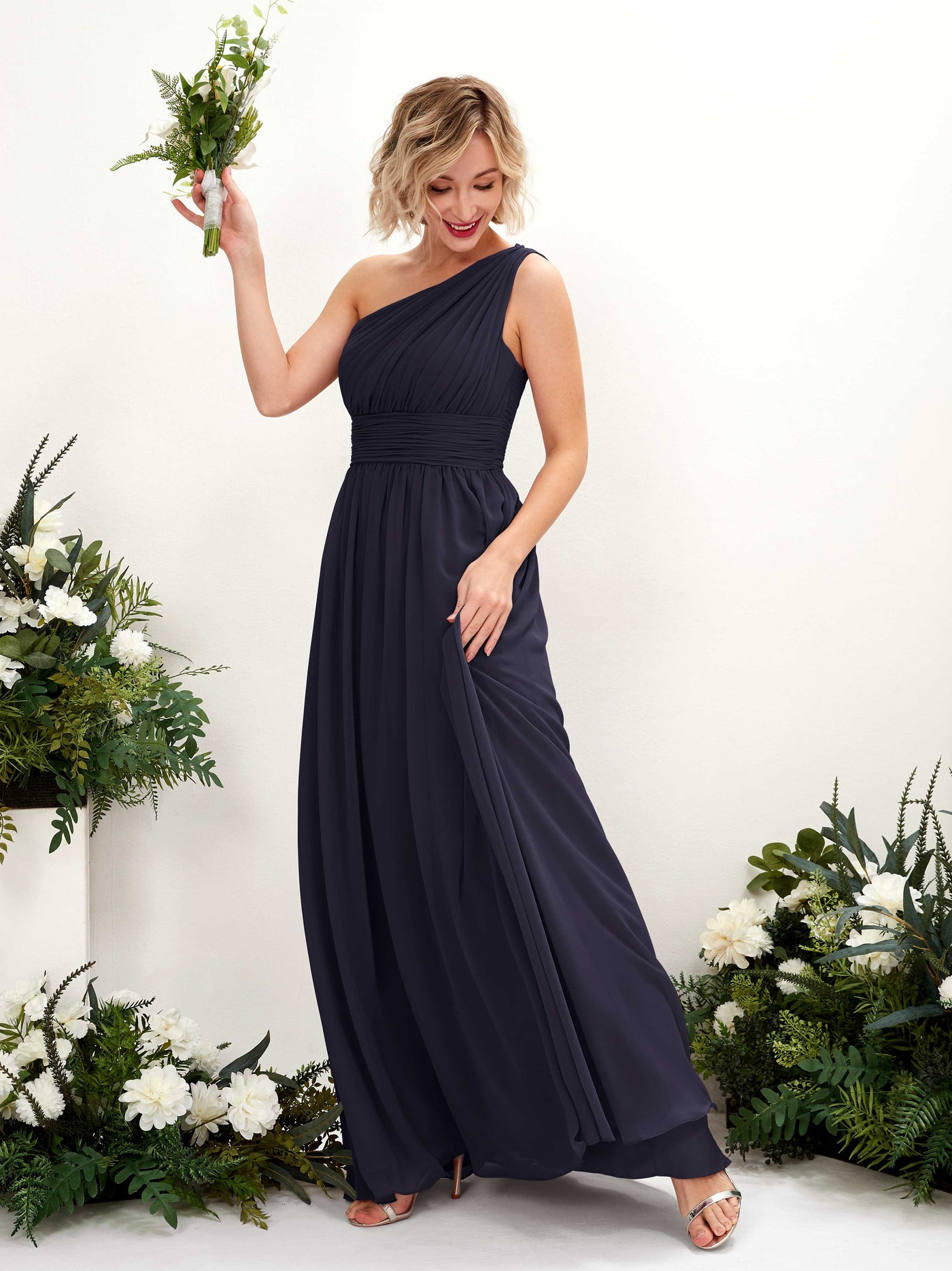 Carlyna Robe de demoiselle d'honneur trapèze froncée décolleté asymétrique longueur ras du sol Bleu Marine Foncé #couleur_bleu-marine-fonc
