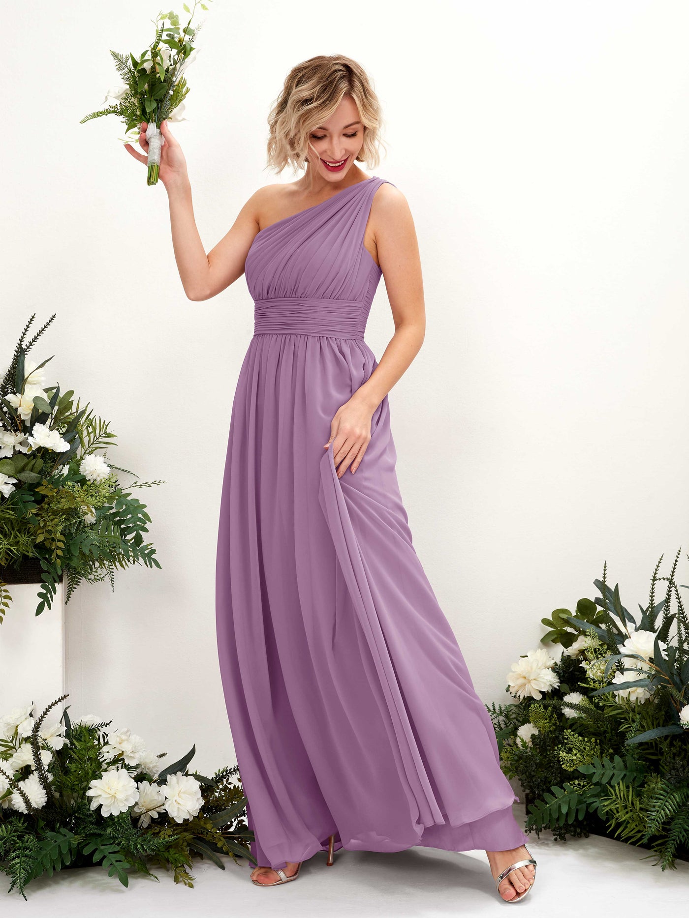 Carlyna Robe de demoiselle d'honneur trapèze froncée décolleté asymétrique longueur ras du sol Brume Orchidée #couleur_brume-orchid-e