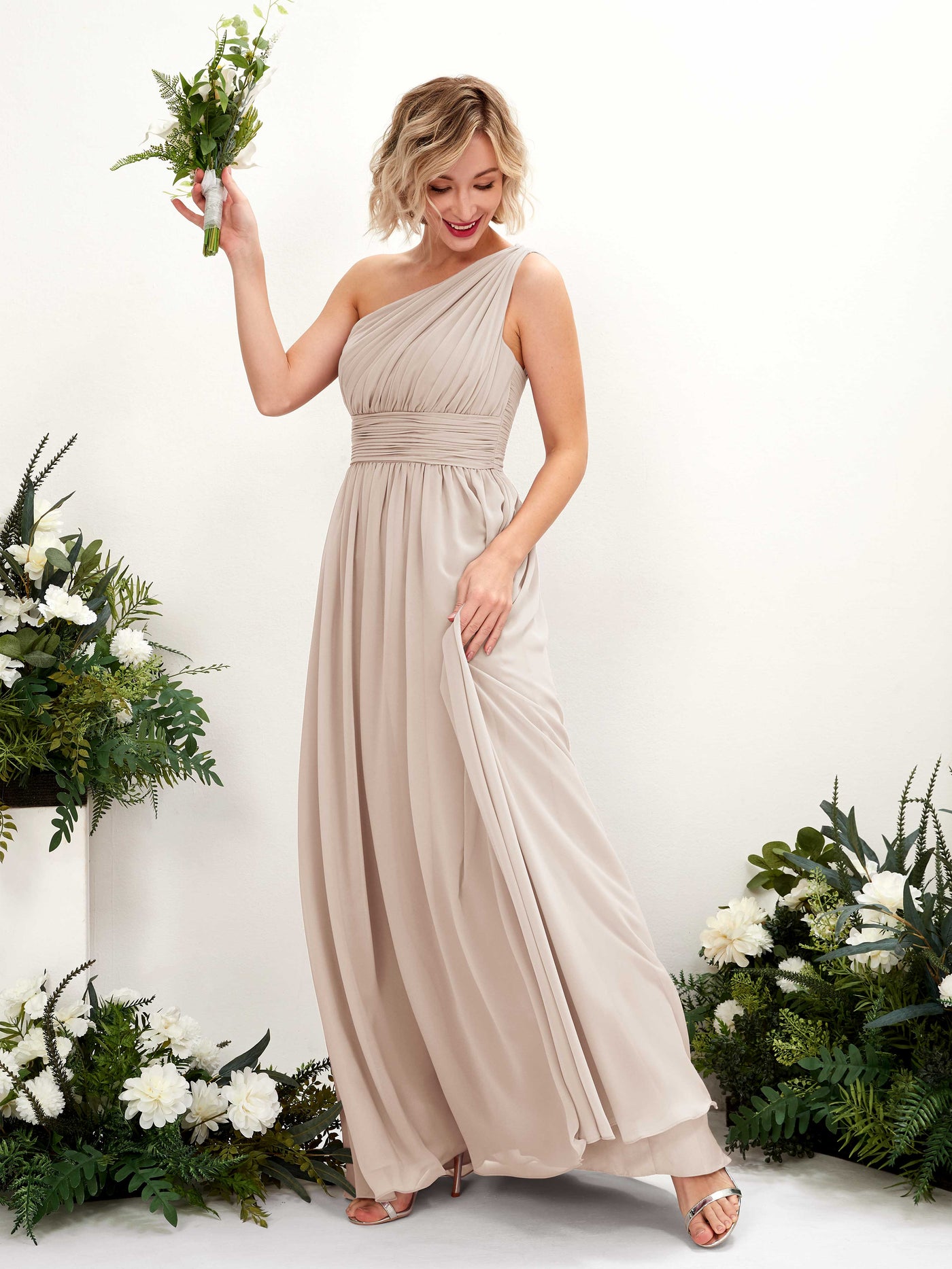 Carlyna Robe de demoiselle d'honneur trapèze froncée décolleté asymétrique longueur ras du sol Champagne #couleur_champagne