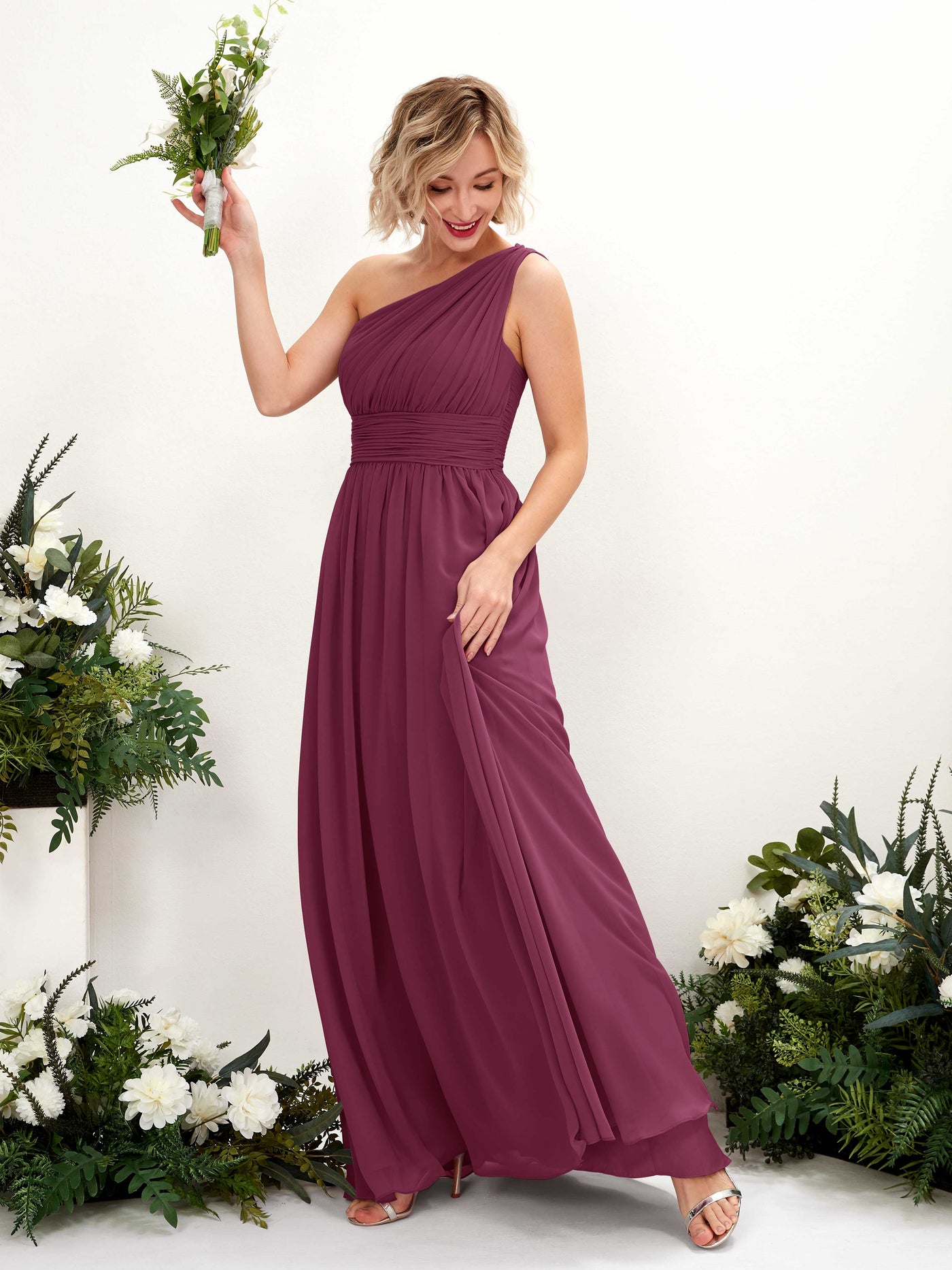 Carlyna Robe de demoiselle d'honneur trapèze froncée décolleté asymétrique longueur ras du sol Chianti #couleur_chianti