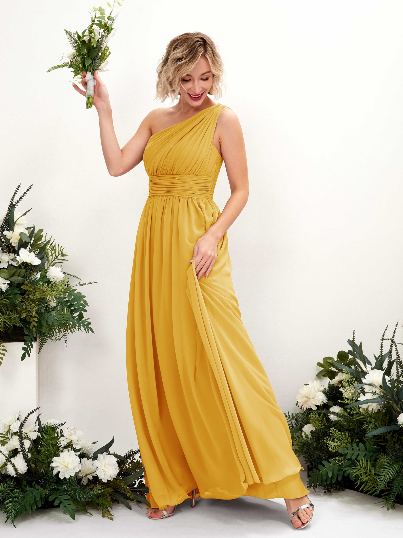 Carlyna Robe de demoiselle d'honneur trapèze froncée décolleté asymétrique longueur ras du sol Jaune Moutard #couleur_jaune-moutard
