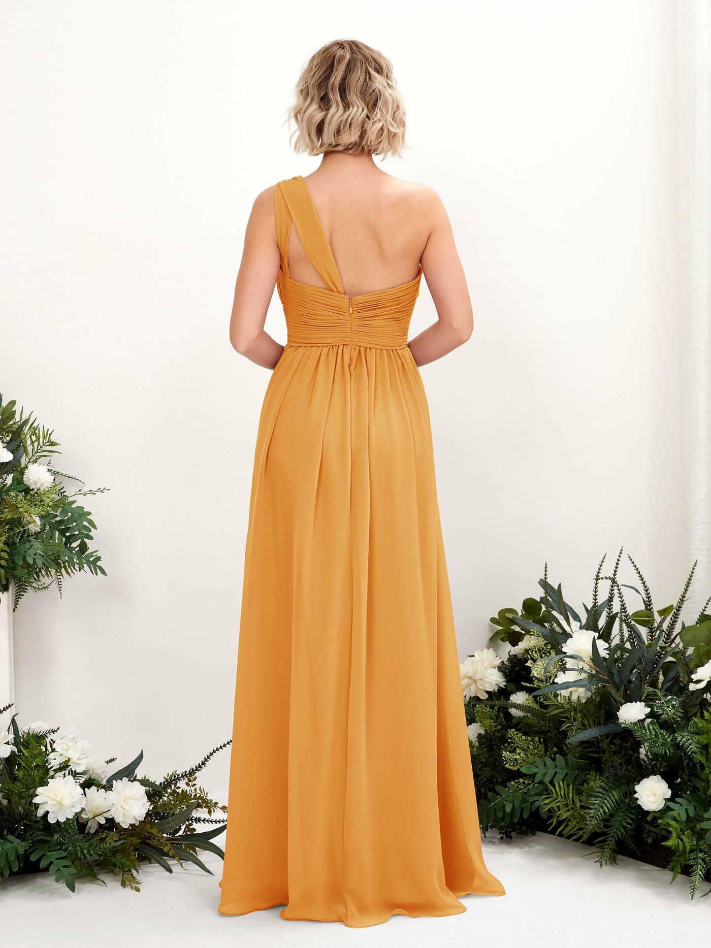 Carlyna Robe de demoiselle d'honneur trapèze froncée décolleté asymétrique longueur ras du sol Mangue #couleur_mangue