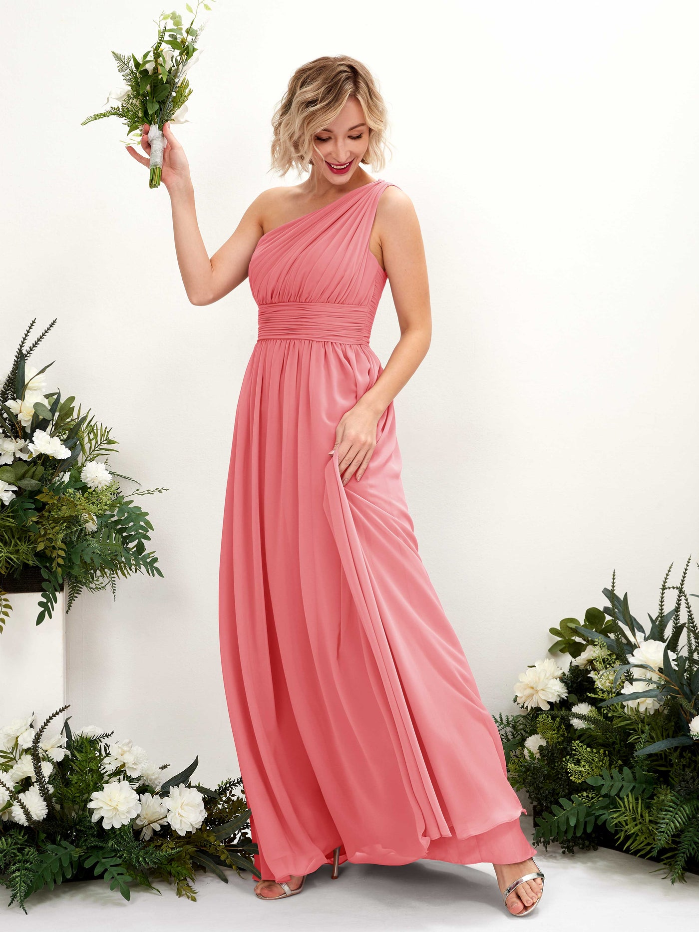 Carlyna Robe de demoiselle d'honneur trapèze froncée décolleté asymétrique longueur ras du sol Rose Corail #couleur_rose-corail