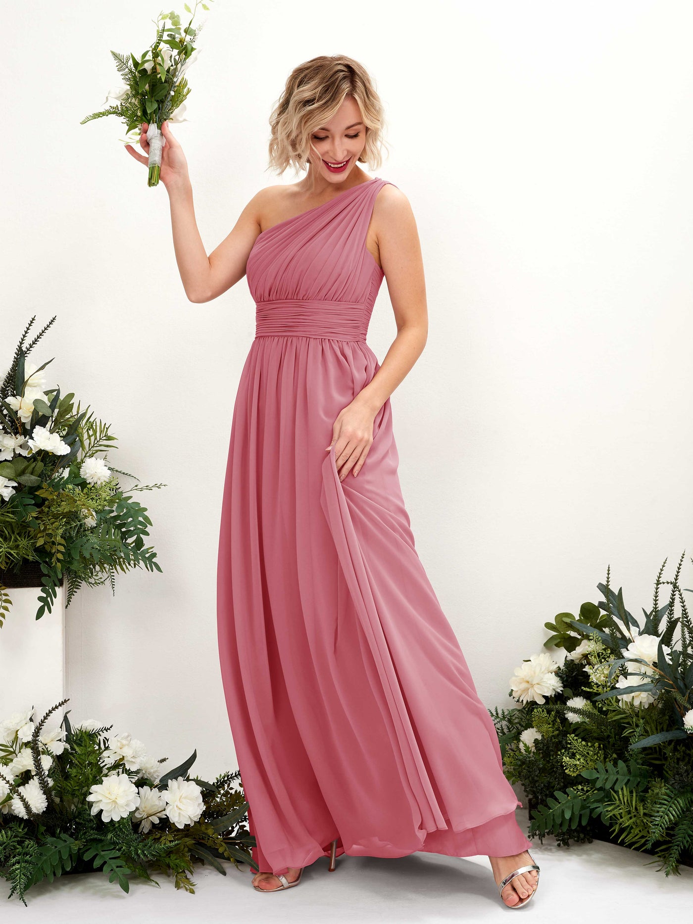 Carlyna Robe de demoiselle d'honneur trapèze froncée décolleté asymétrique longueur ras du sol Rose Du Désert #couleur_rose-du-d-sert