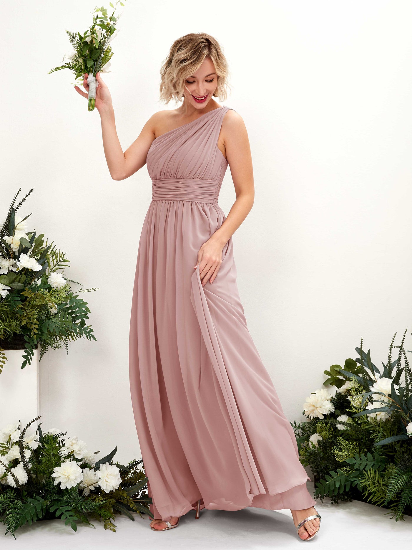 Carlyna Robe de demoiselle d'honneur trapèze froncée décolleté asymétrique longueur ras du sol Rose Poussiéreux #couleur_rose-poussi-reux