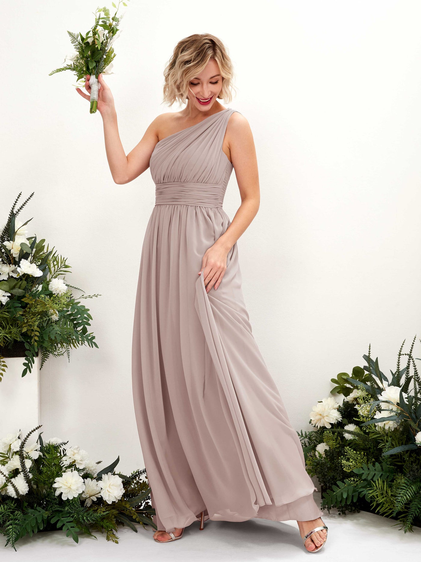 Carlyna Robe de demoiselle d'honneur trapèze froncée décolleté asymétrique longueur ras du sol Taupe #couleur_taupe