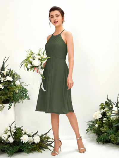 Carlyna Robe trapèze à col rond en mousseline longueur genou robe de demoiselle d'honneur Olive Martini #couleur_olive-martini