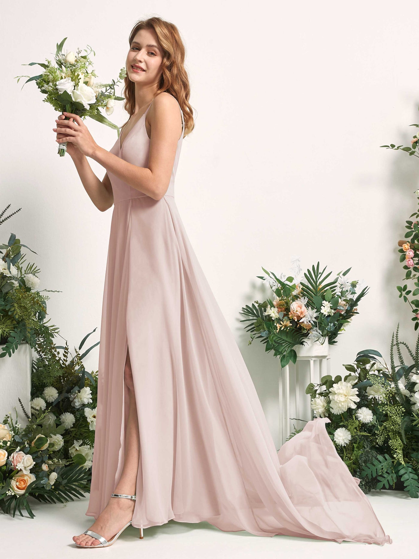 Carlyna Robe trapèze avec col V et fente sur la jambe longueur ras du sol demoiselle d'honneur Biscotti #couleur_biscotti