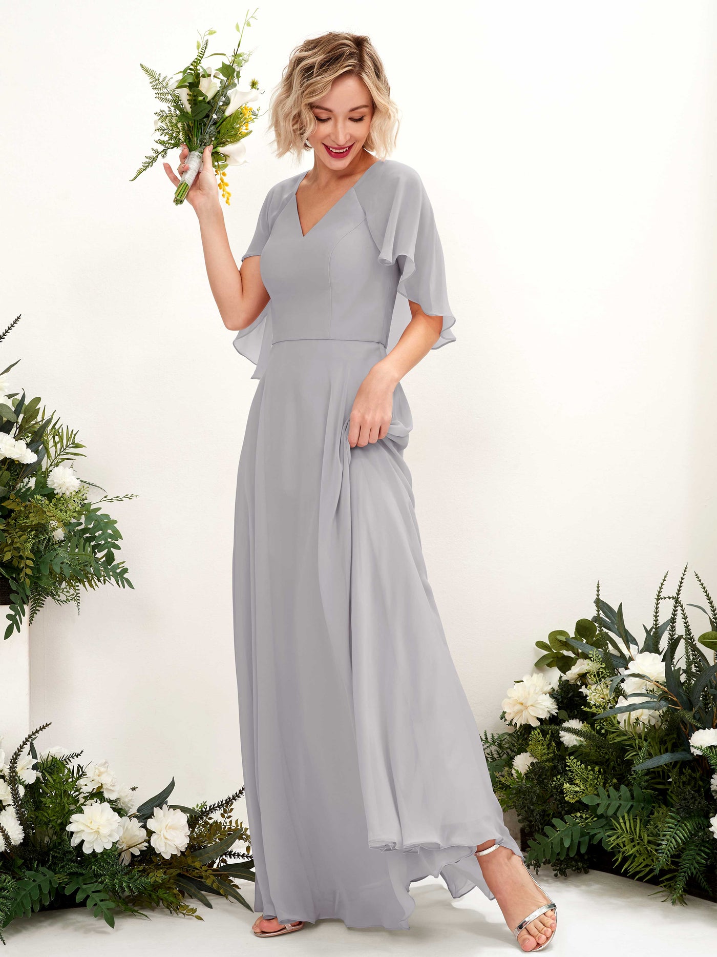 Carlyna Robe trapèze avec col V et manches cape longueur au sol robe de demoiselle d'honneur Gris Boussole #couleur_gris-boussole