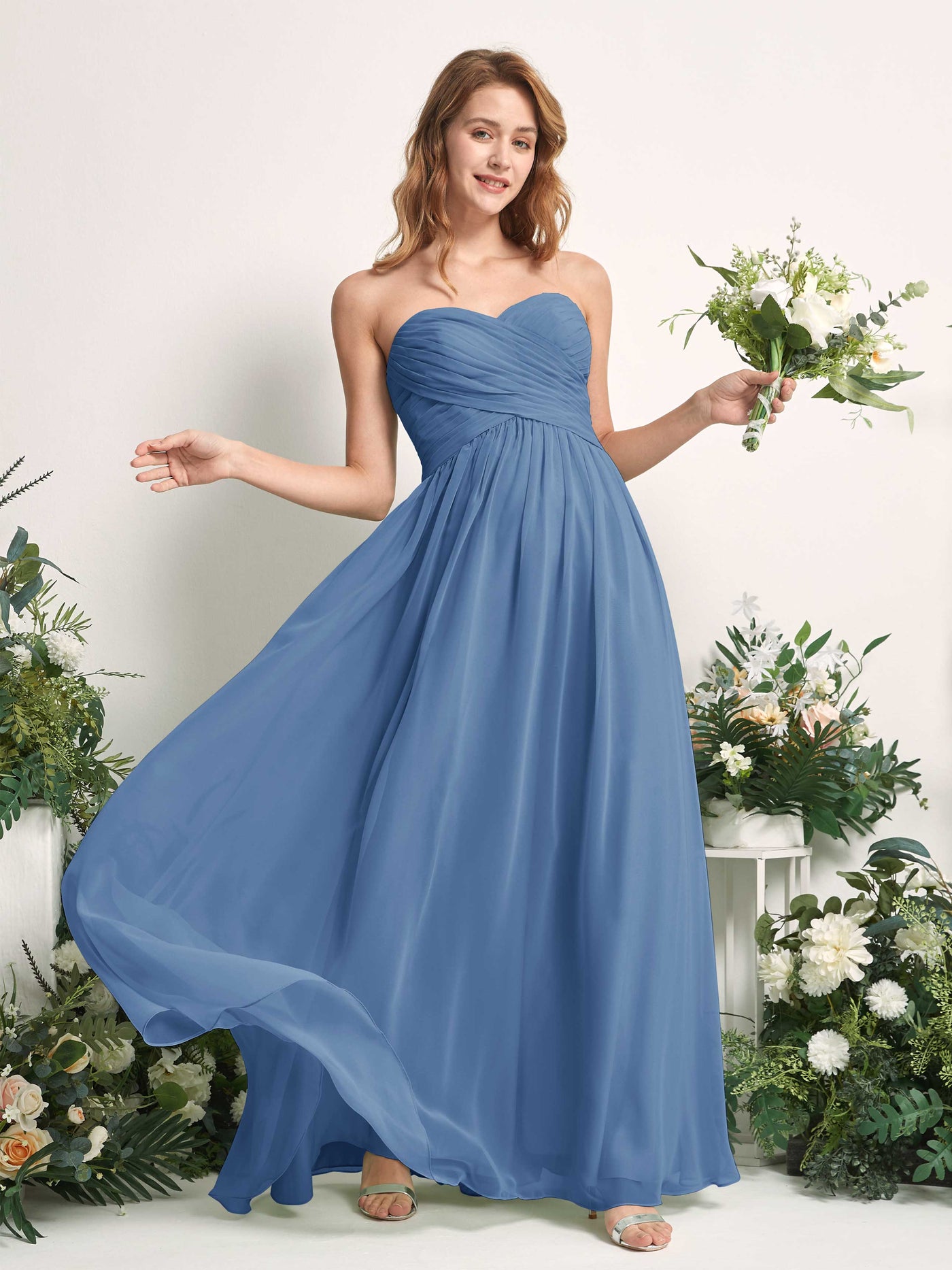 Carlyna Robe Trapèze Col cœur Longueur ras du sol Mousseline Froncé Demoiselle d'honneur Bleu Poussiéreux #couleur_bleu-poussi-reux