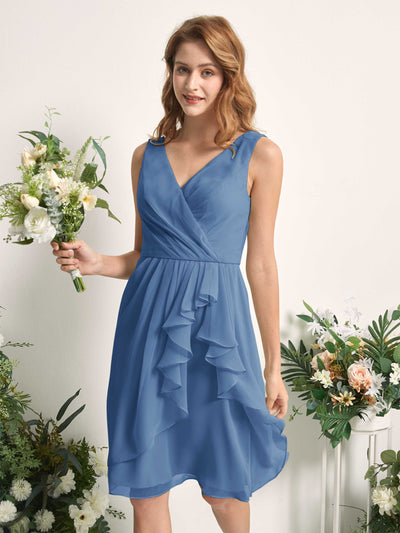 Carlyna Robe trapèze col V longueur genou mousseline demoiselle d'honneur Bleu Poussiéreux #couleur_bleu-poussi-reux