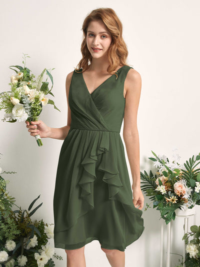 Carlyna Robe trapèze col V longueur genou mousseline demoiselle d'honneur Olive Martini #couleur_olive-martini