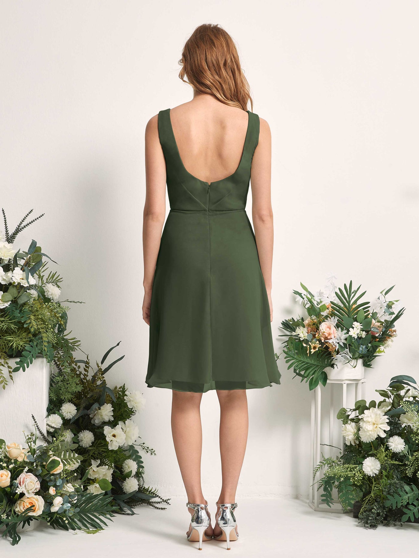 Carlyna Robe trapèze col V longueur genou mousseline demoiselle d'honneur Olive Martini #couleur_olive-martini