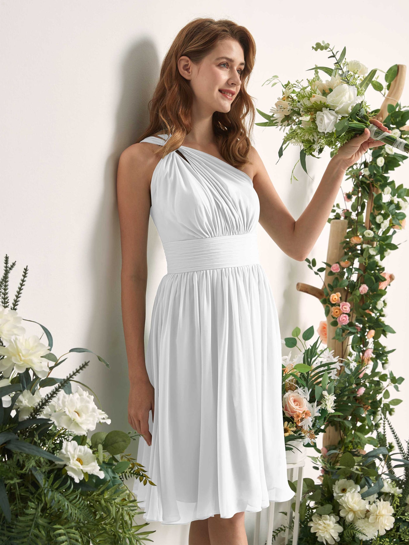 Carlyna Robe trapèze décolleté asymétrique longueur genou froncée en mousseline demoiselle d'honneur Blanc #couleur_blanc