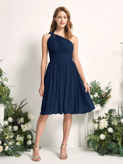 Carlyna Robe trapèze décolleté asymétrique longueur genou froncée en mousseline demoiselle d'honneur Bleu Marine #couleur_bleu-marine