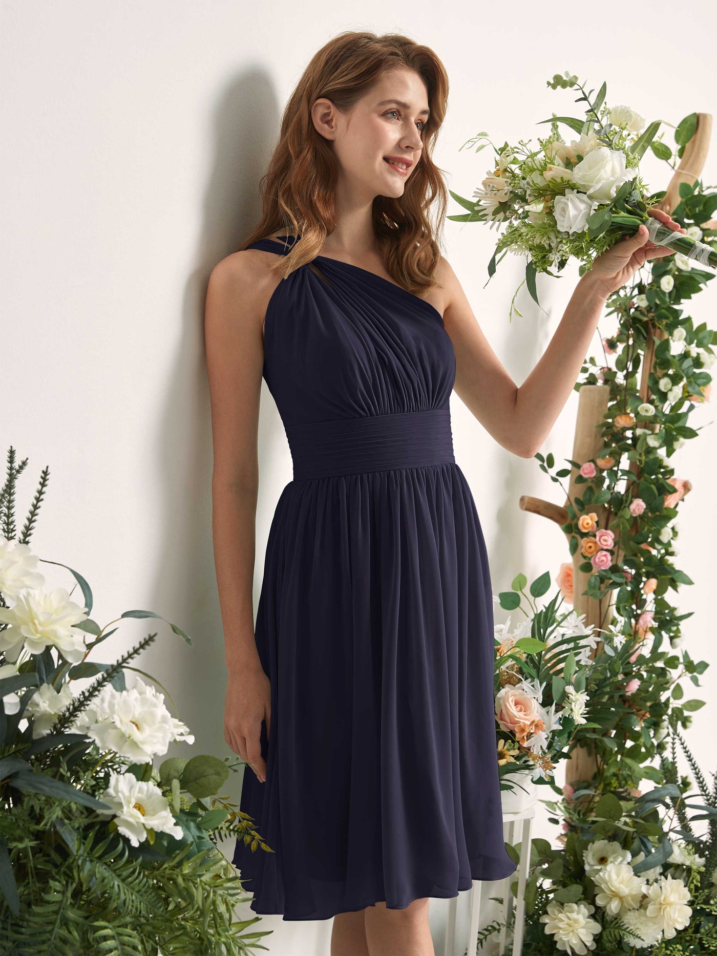 Carlyna Robe trapèze décolleté asymétrique longueur genou froncée en mousseline demoiselle d'honneur Bleu Marine Foncé #couleur_bleu-marine-fonc