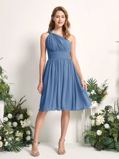Carlyna Robe trapèze décolleté asymétrique longueur genou froncée en mousseline demoiselle d'honneur Bleu Poussiéreux #couleur_bleu-poussi-reux