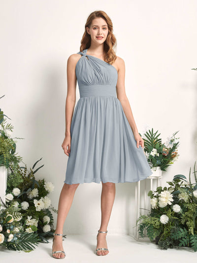 Carlyna Robe trapèze décolleté asymétrique longueur genou froncée en mousseline demoiselle d'honneur Bleu Poussiéreux Amélioré #couleur_bleu-poussi-reux-am-lior