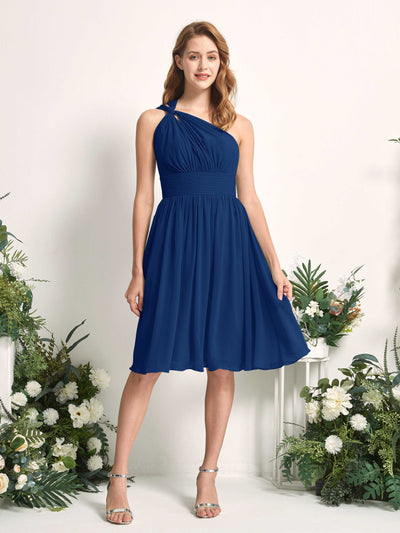 Carlyna Robe trapèze décolleté asymétrique longueur genou froncée en mousseline demoiselle d'honneur Bleu Roi #couleur_bleu-roi
