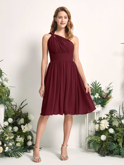 Carlyna Robe trapèze décolleté asymétrique longueur genou froncée en mousseline demoiselle d'honneur Bordeaux #couleur_bordeaux