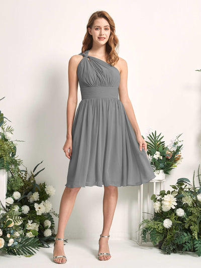 Carlyna Robe trapèze décolleté asymétrique longueur genou froncée en mousseline demoiselle d'honneur Gris Acier #couleur_gris-acier