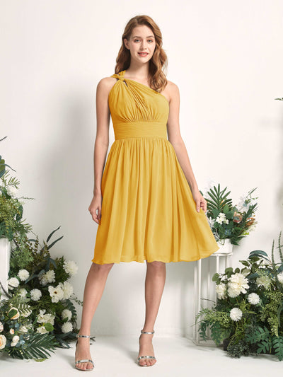 Carlyna Robe trapèze décolleté asymétrique longueur genou froncée en mousseline demoiselle d'honneur Jaune Moutard #couleur_jaune-moutard