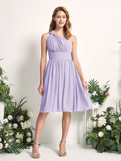 Carlyna Robe trapèze décolleté asymétrique longueur genou froncée en mousseline demoiselle d'honneur Lilas #couleur_lilas